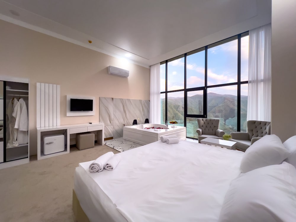 ROYAL, SUITE