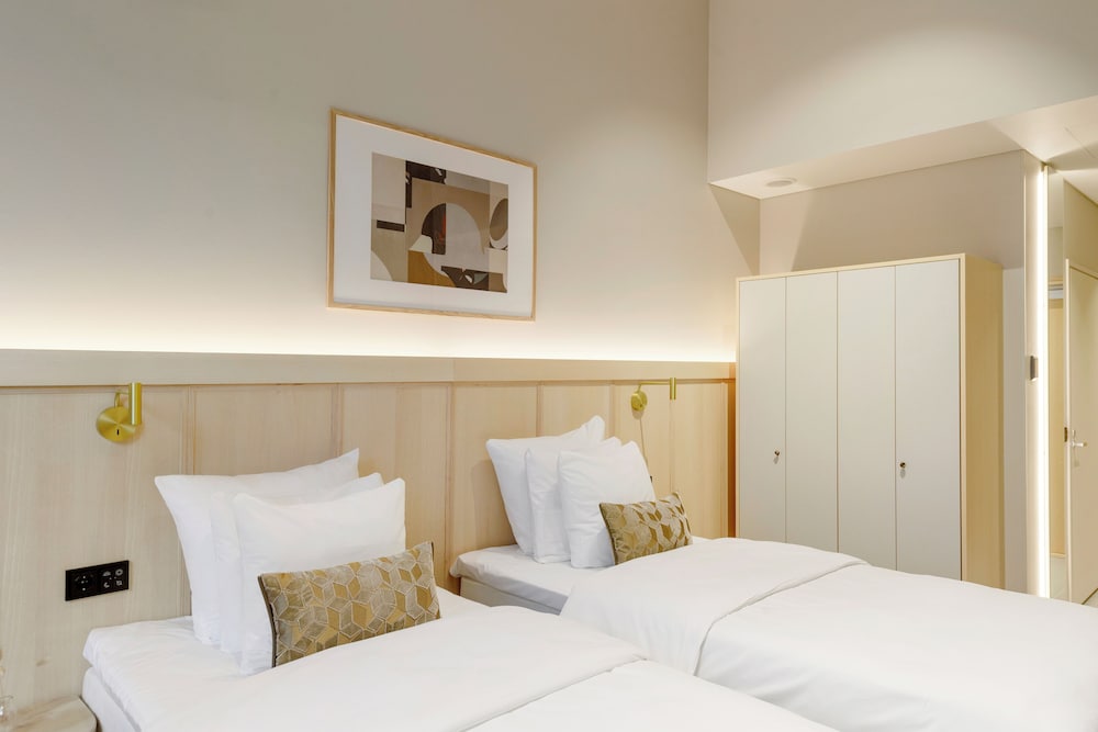 SOLO, TWIN BEDS
