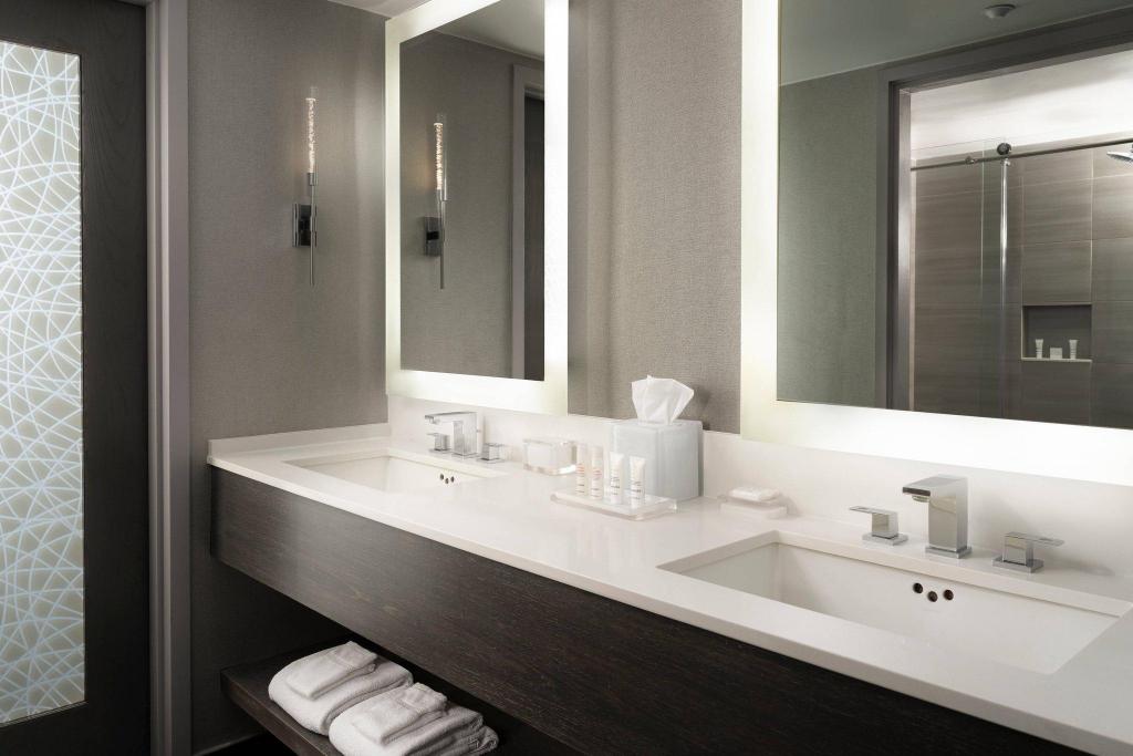 Topanga, Junior Suite, King Bed, Sofa, High Floor، Warner Center Marriott Woodland Hills 3/3