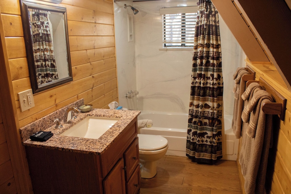 BASIC, CABIN, PRIVATE BATHROOM