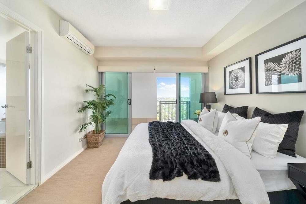 3 BEDROOMS, DELUXE, SKY VIEW