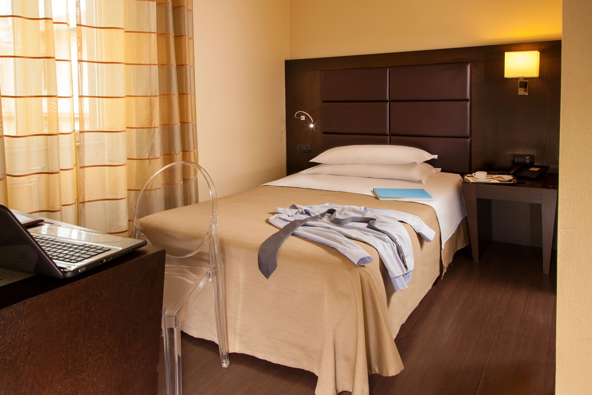 ROOM, SINGLE