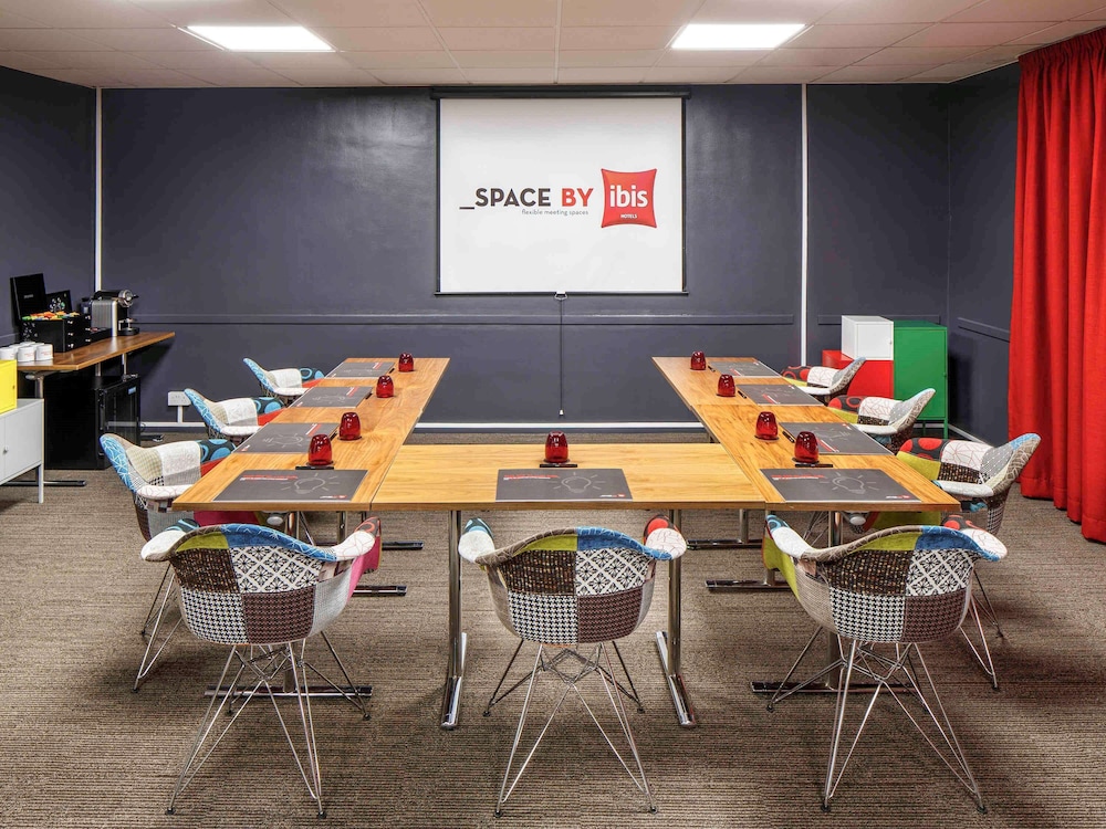 Ibis London Luton Airport 38/49