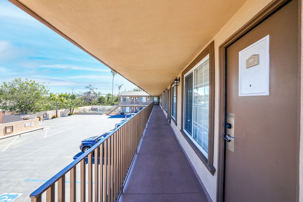 Hotel 414 Anaheim 4/66