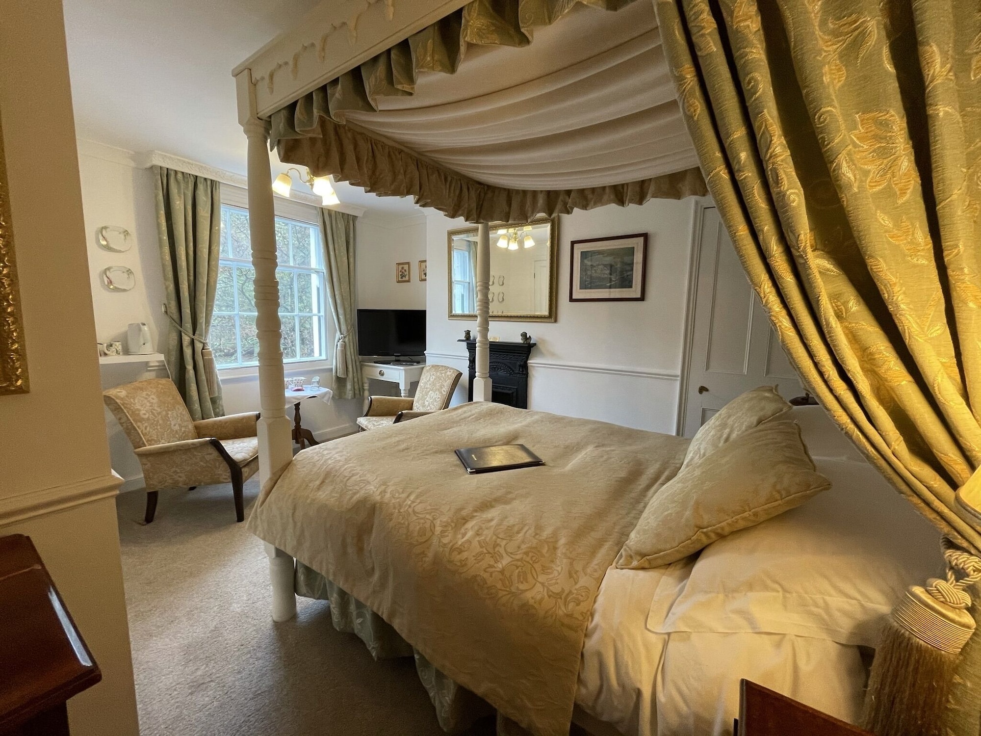 Four Poster, King Bed