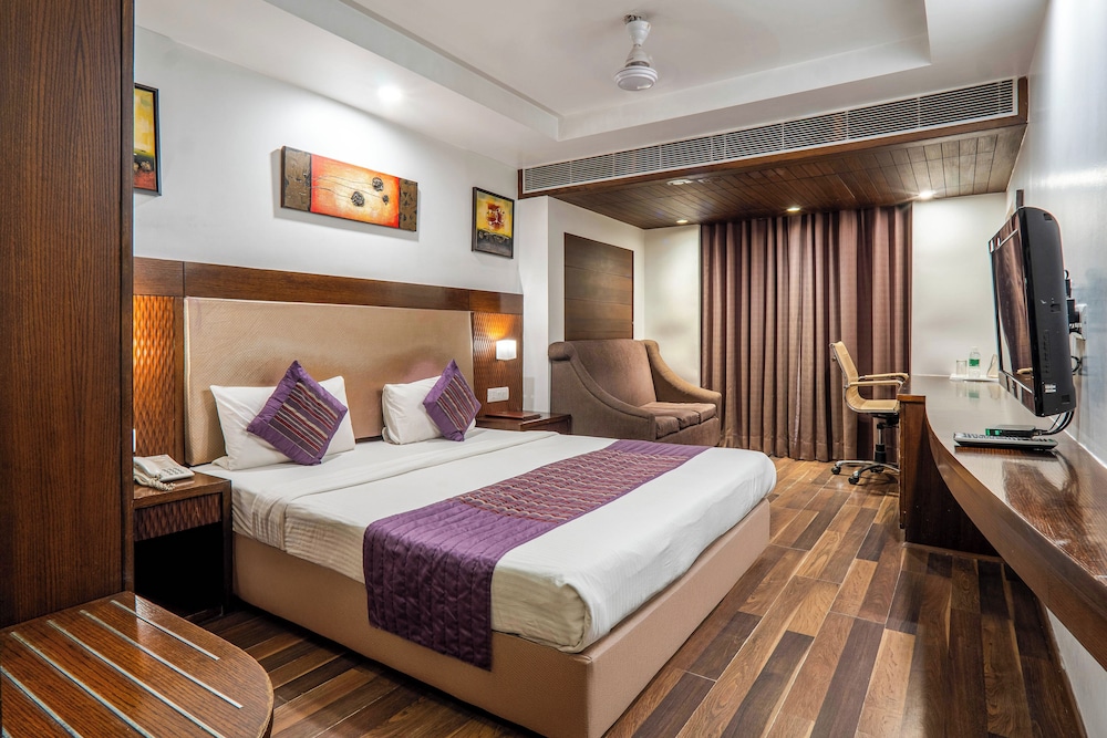 DELUXE, KING BED