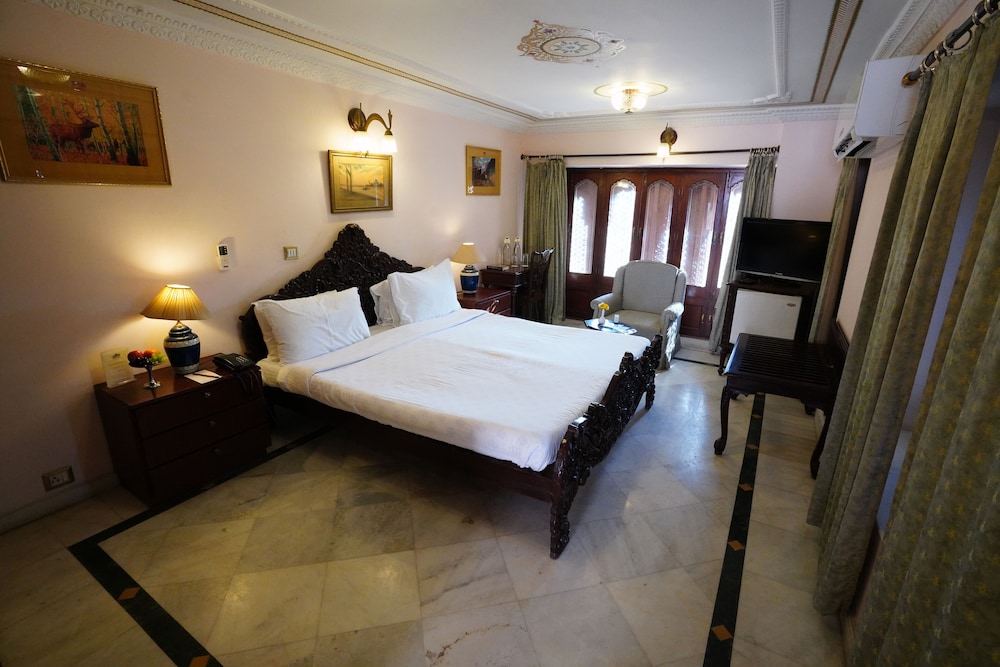 Laxmi Niwas Palace 8/65