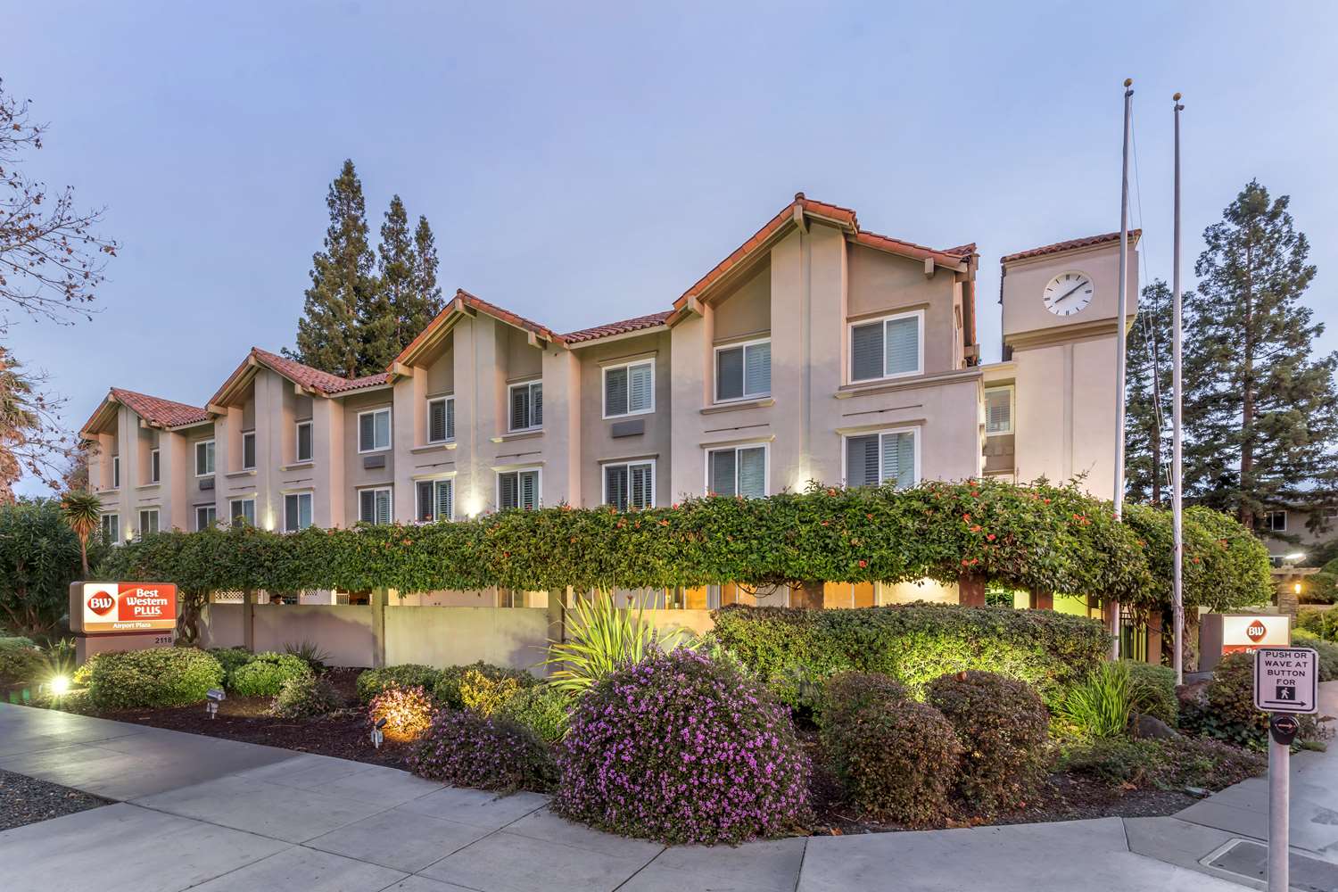 Best Western Plus Airport Plaza 3/36