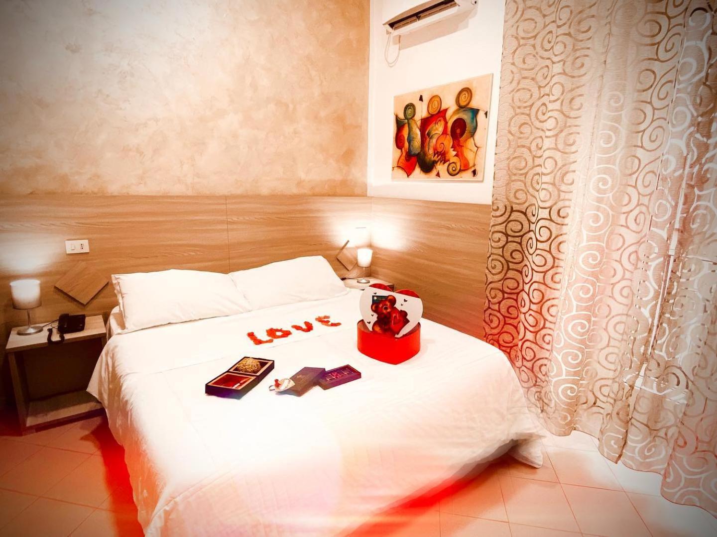 ROOM, DOUBLE OR TWIN BED