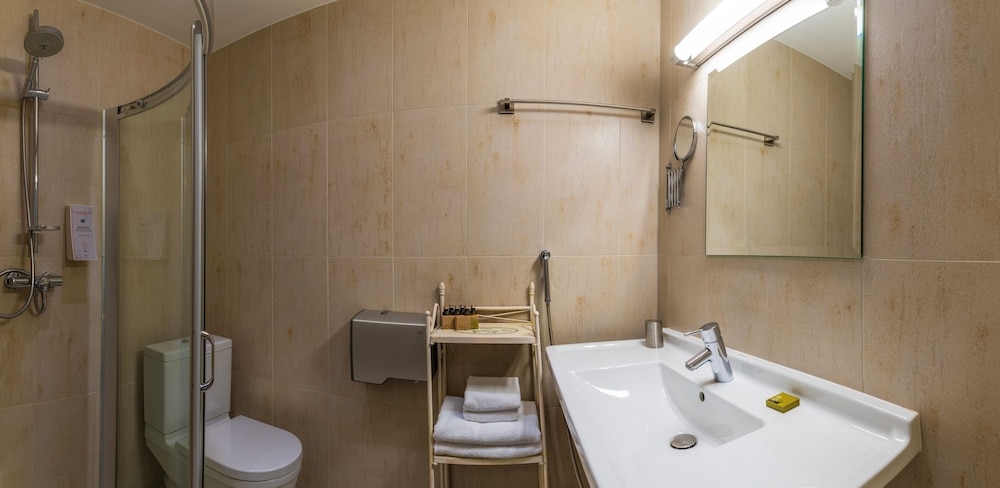 Cru Hotel 69/74