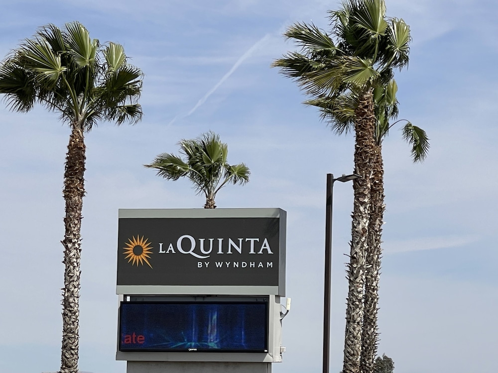 La Quinta Inn & Suites by Wyndham Hesperia Victorville 22/44