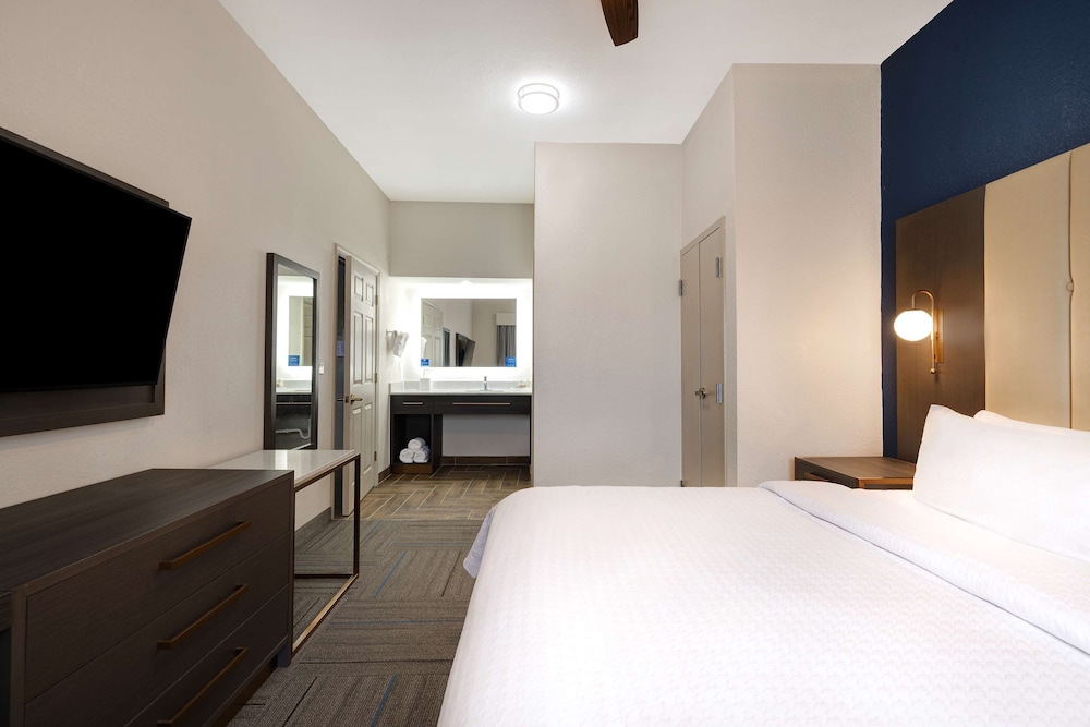 Suite, 1 King and 2 Double Beds, Accessible