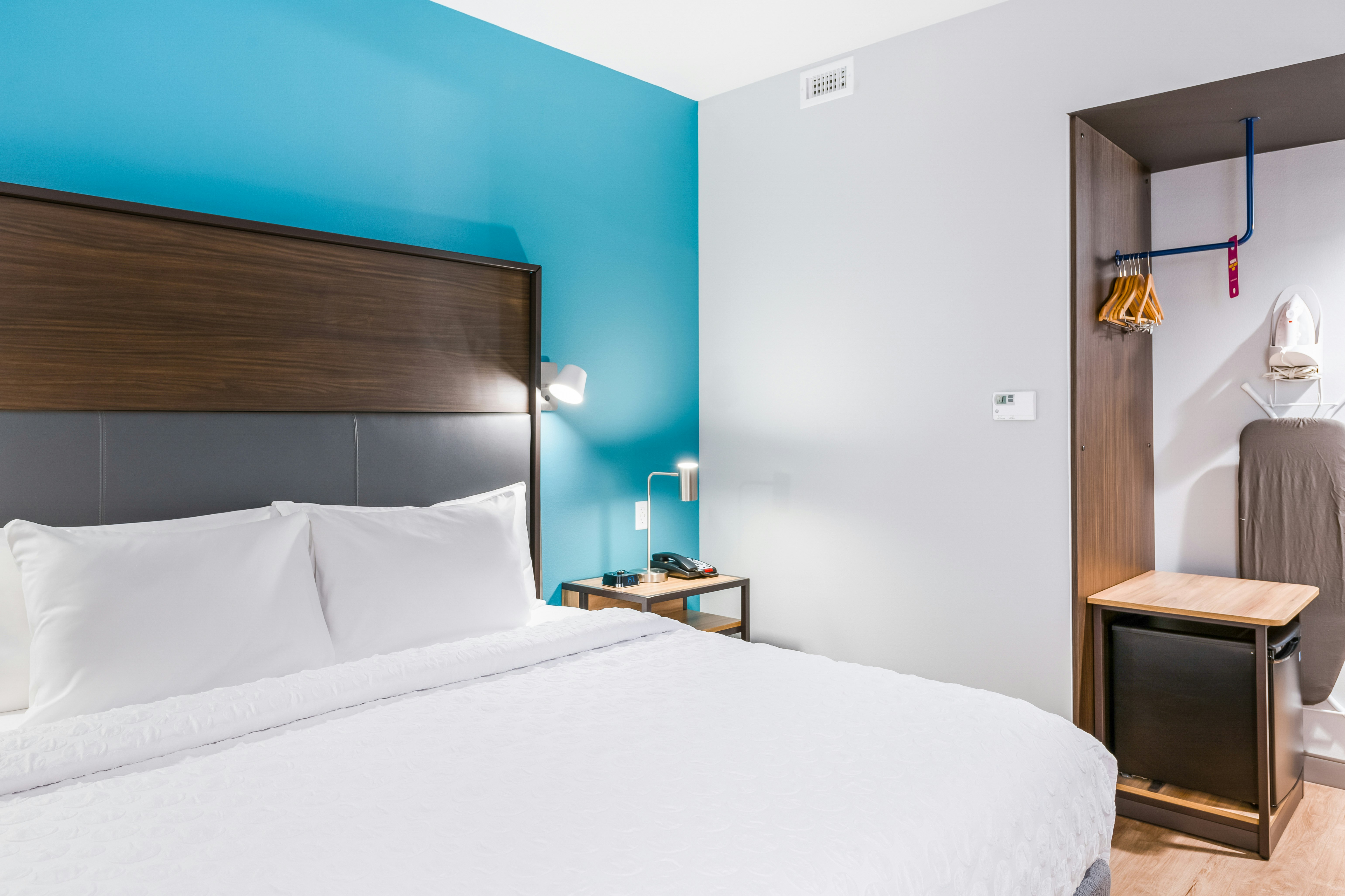 ROOM, KING BED