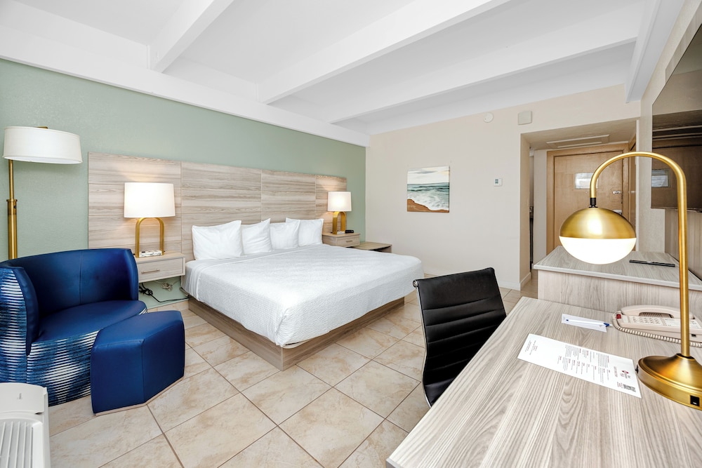 غرفة قياسية بسرير كينج بإطلالة على المرفأ بشرفة، Best Western Plus Yacht Harbor Inn 2/4
