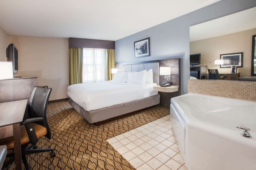 Wingate By Wyndham Roseville Detroit 6/17