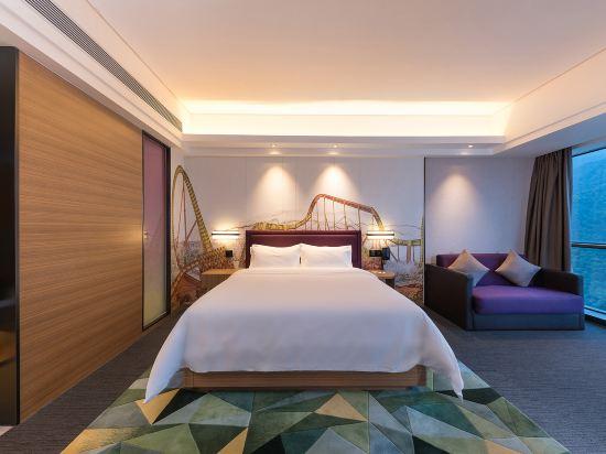 Cozy, Queen Bed