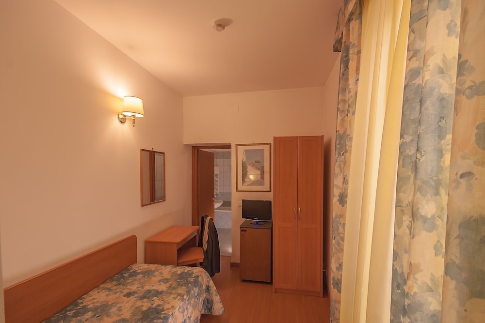 Tirreno Hotel 34/70