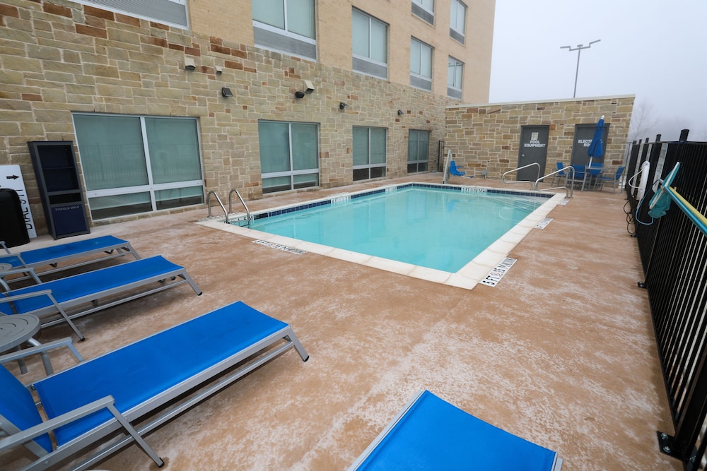 Holiday Inn Express Suites Forney 39/55