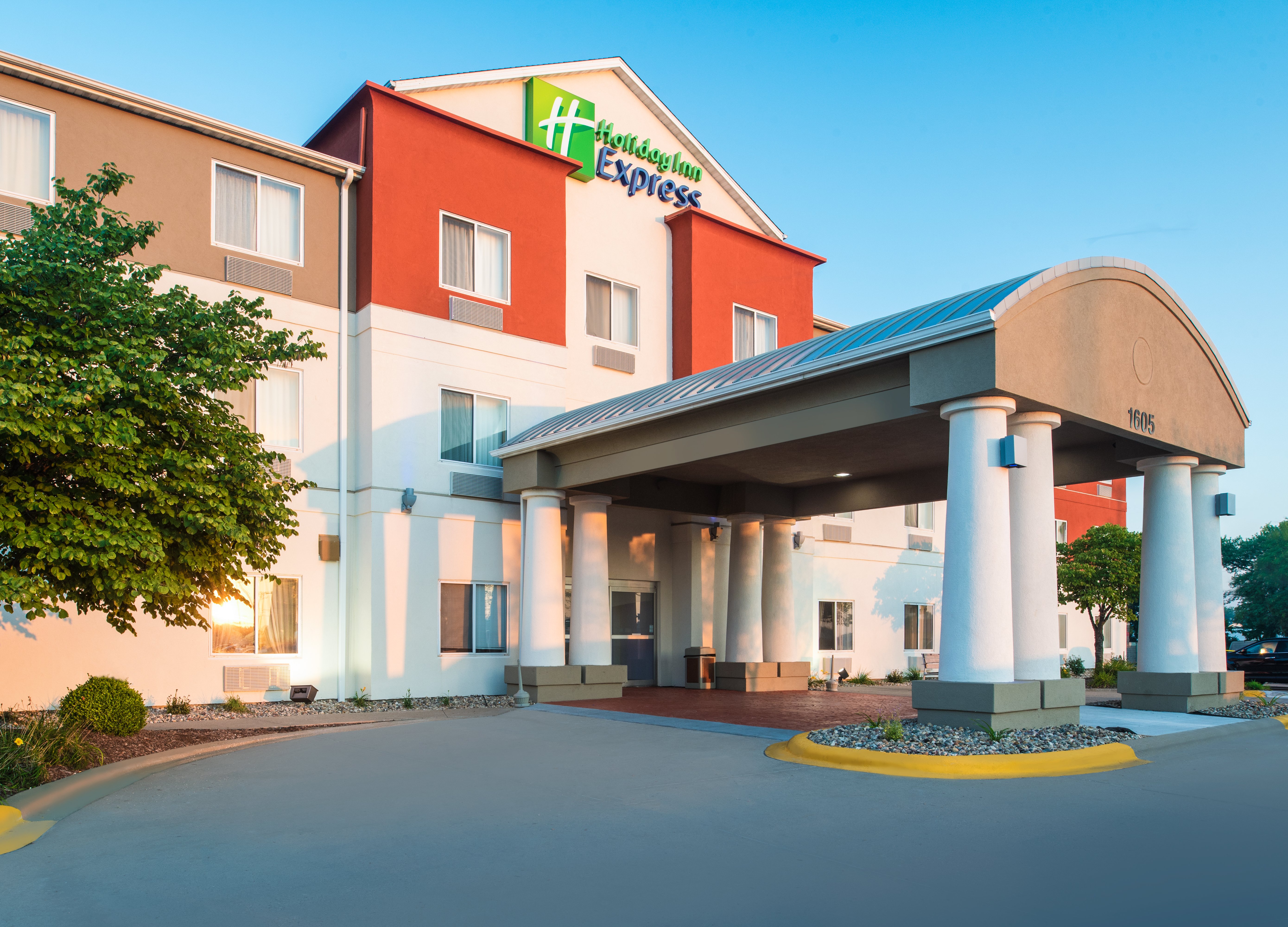 Holiday Inn Express Hotel Suites Burlington 34/39