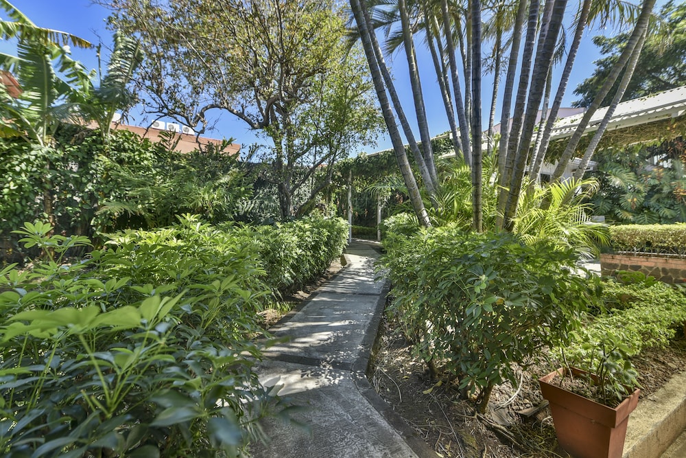 La Riviera Hotel Bed And Breakfast 45/50