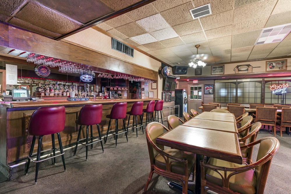 Lamplighter Inn Suites North 14/25