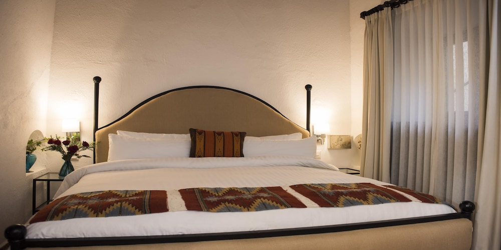 Petite, Suite, King Bed