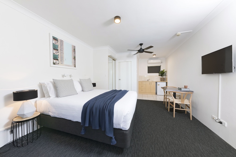 HOTEL FORSTER(FORMERLY LAKESWAY MOTOR INN) 22/65