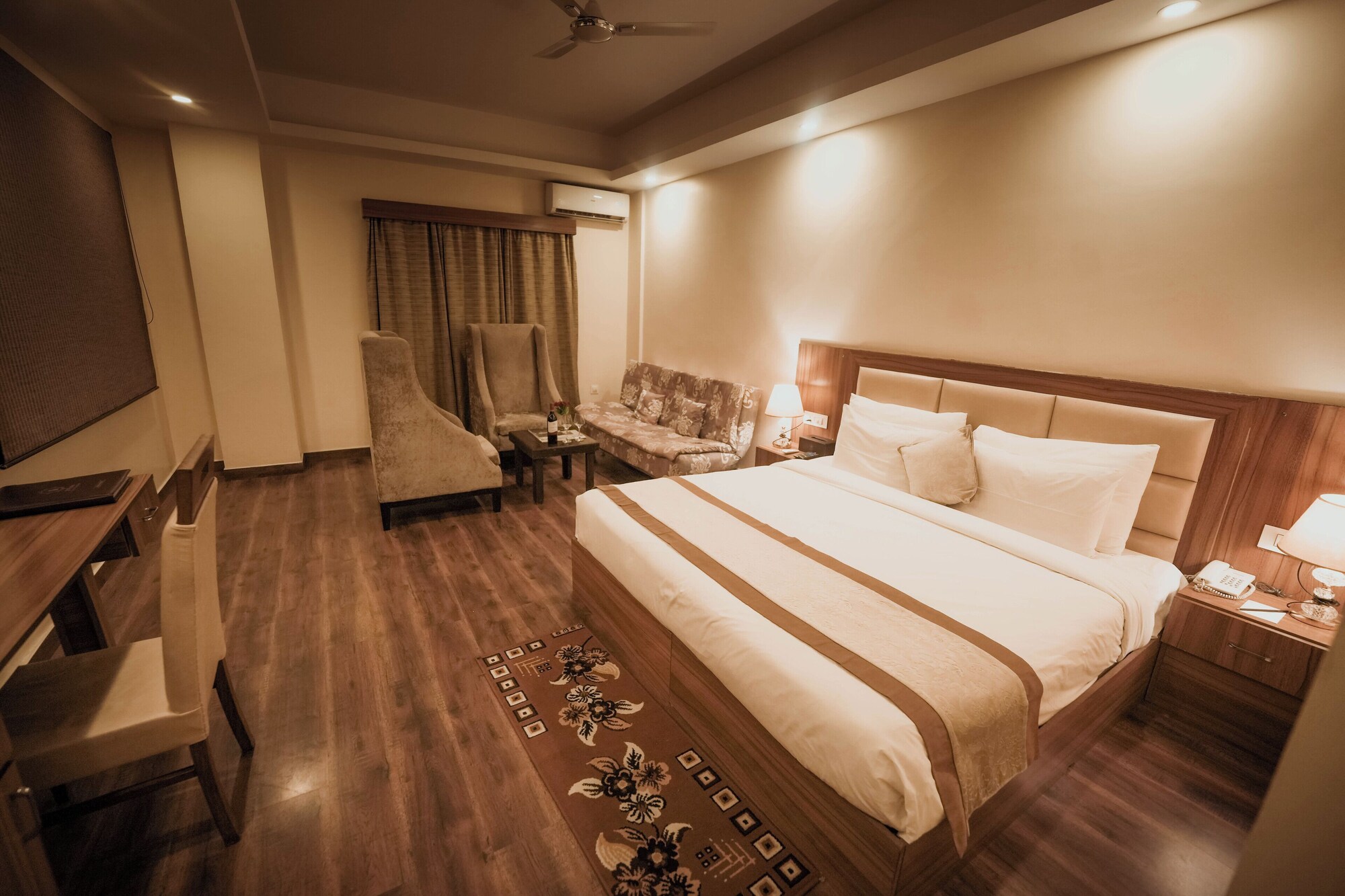 CLASSIC, KING BED, VALLEY VIEW