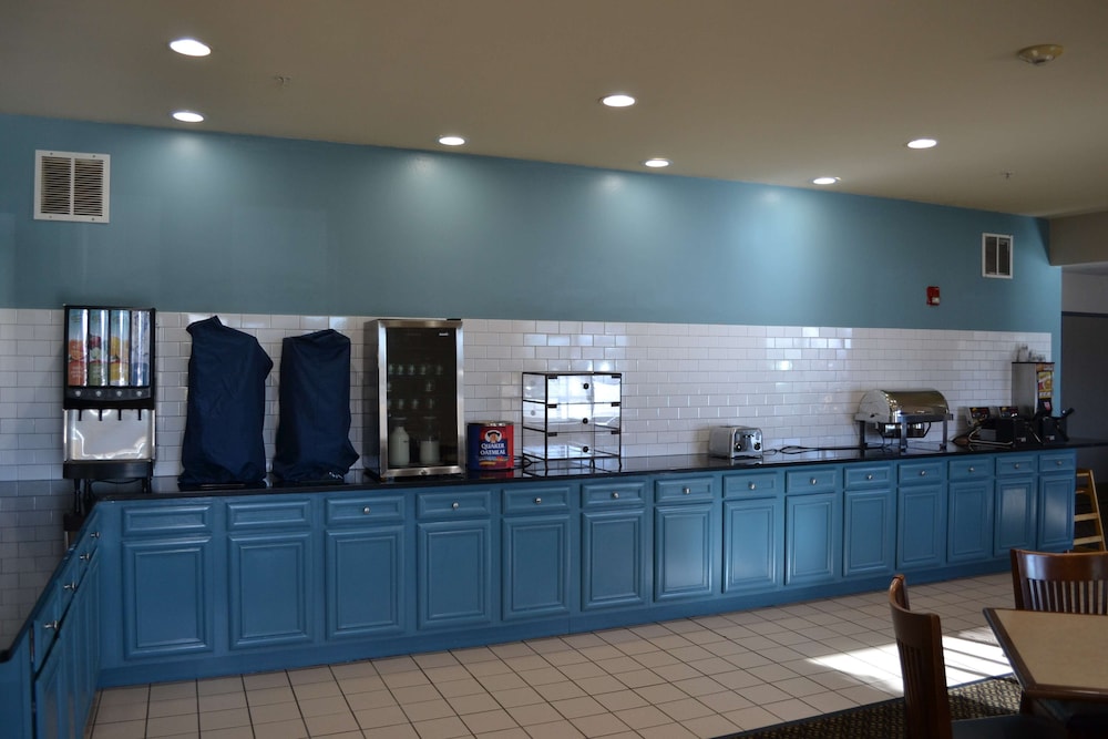 Country Inn and Suites By Radisson Gurnee 8/31