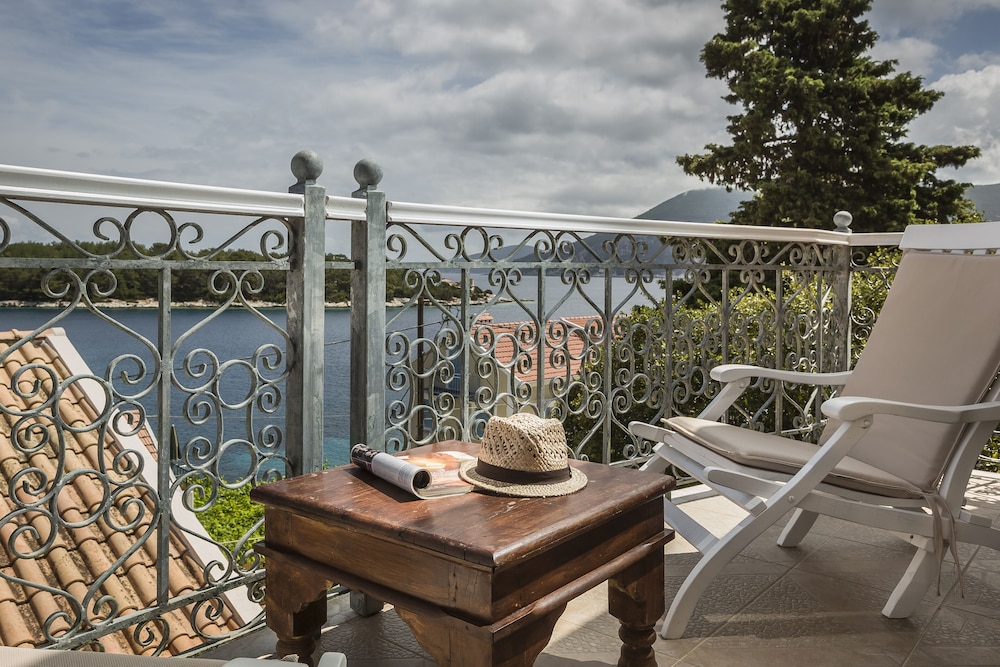 Faros Suites - Adults Only 29/50