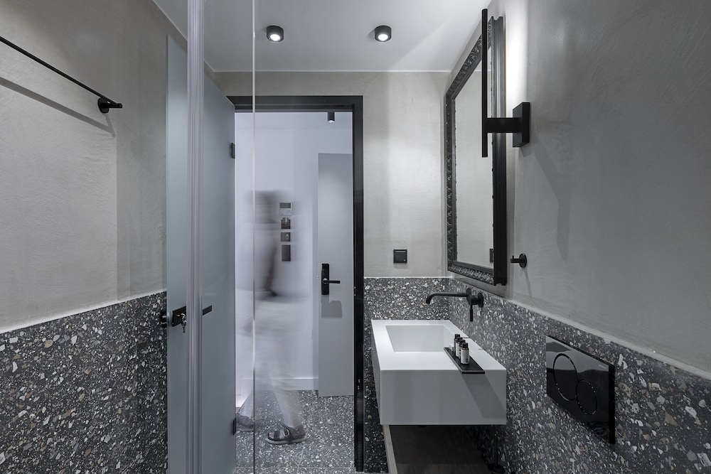 The Athenians Art Apartments 47/50