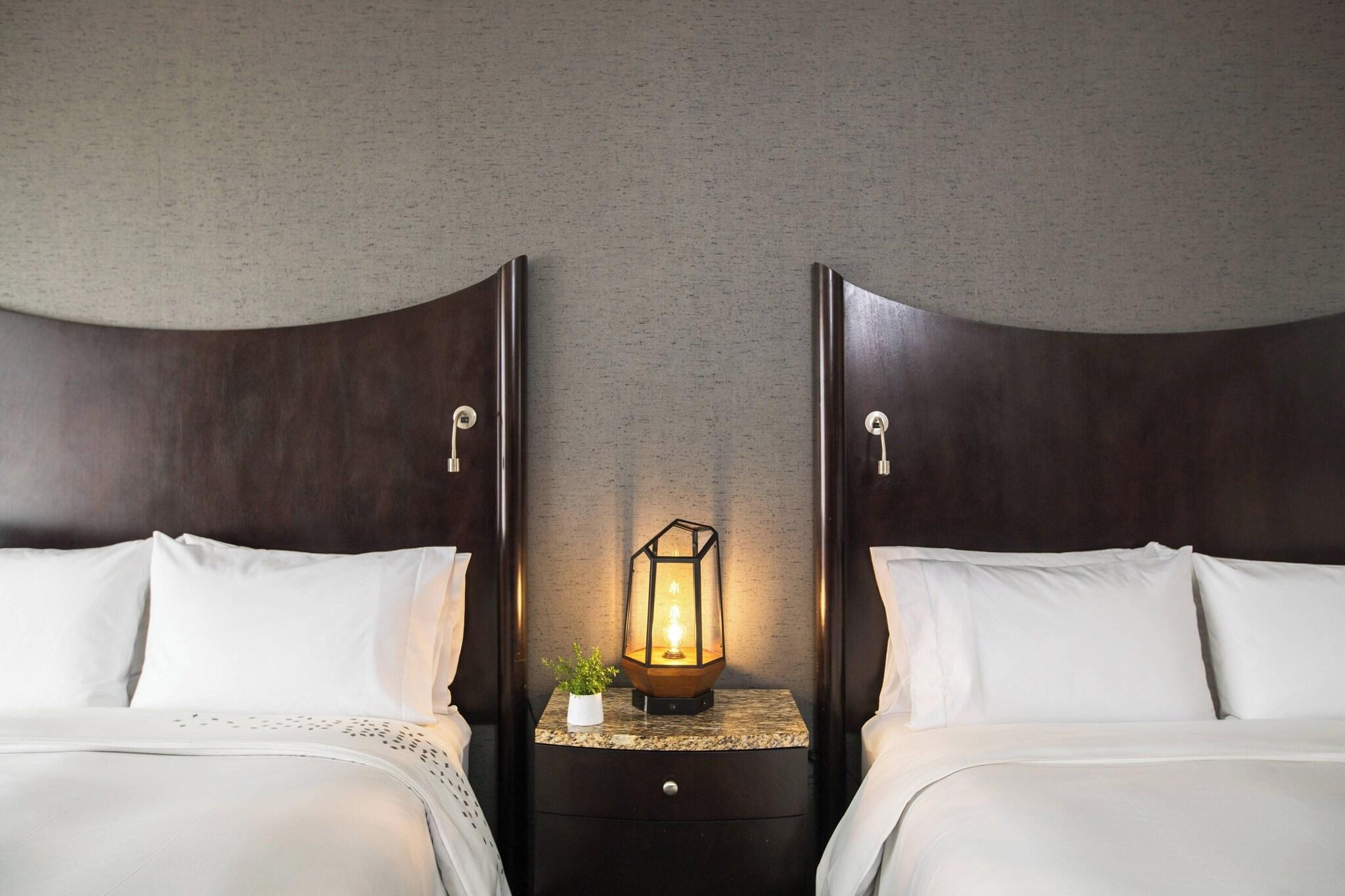 غرفة رباعية بسرير كوين لذوي الإعاقة، Renaissance Raleigh North Hills Hotel 3/5