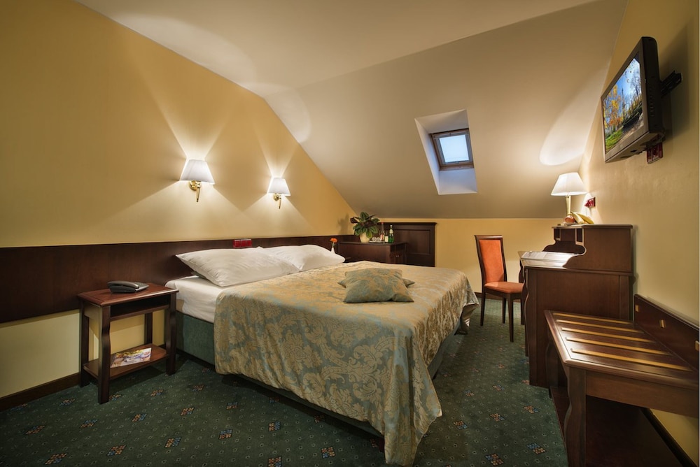 EA Hotel Downtown 24/40
