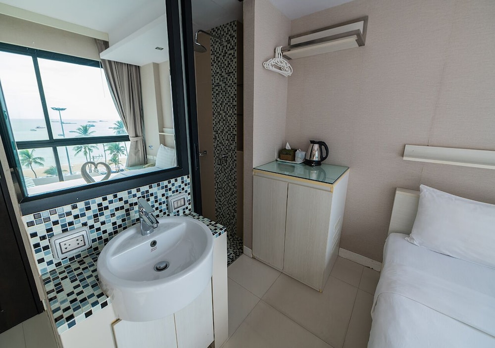 Serenotel Pattaya Beach Front 46/50