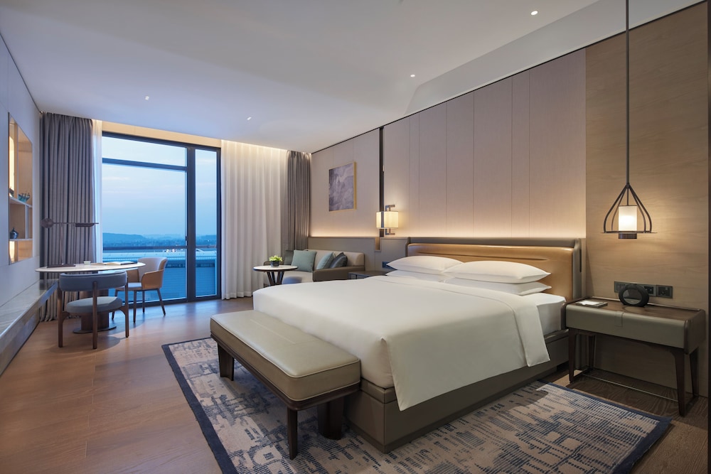 Club, King Bed, Airport View