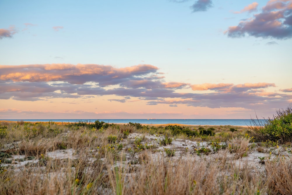 Drifting Sands Oceanfront Hotel 61/70