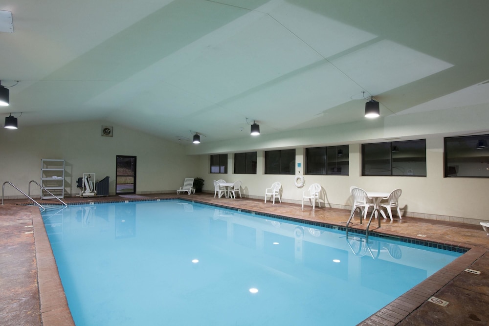 Hawthorn Suites By Wyndham Midwest City Tinker Afb 23/45