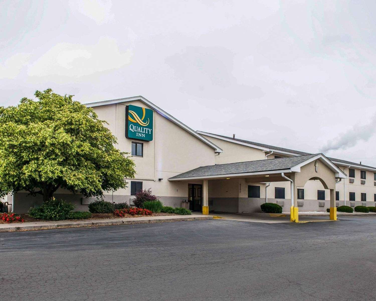 Quality Inn South Indianapolis, IN 1/35