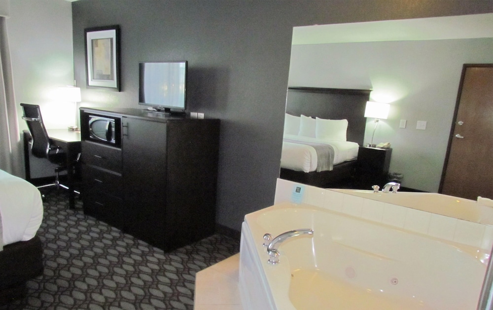 Oak Hill Inn and Suites 60/62