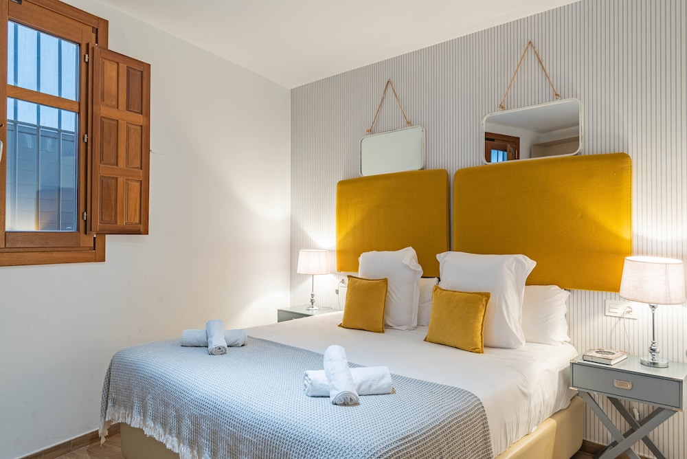 Feelathome Martires Apartments 7/74