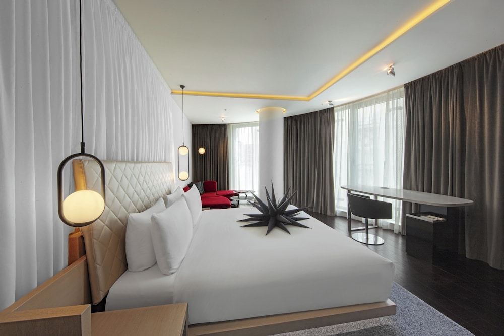 SUITE, KING BED, CORNER