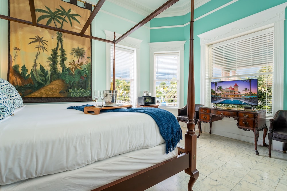 ROOM, KING BED, COURTYARD VIEW