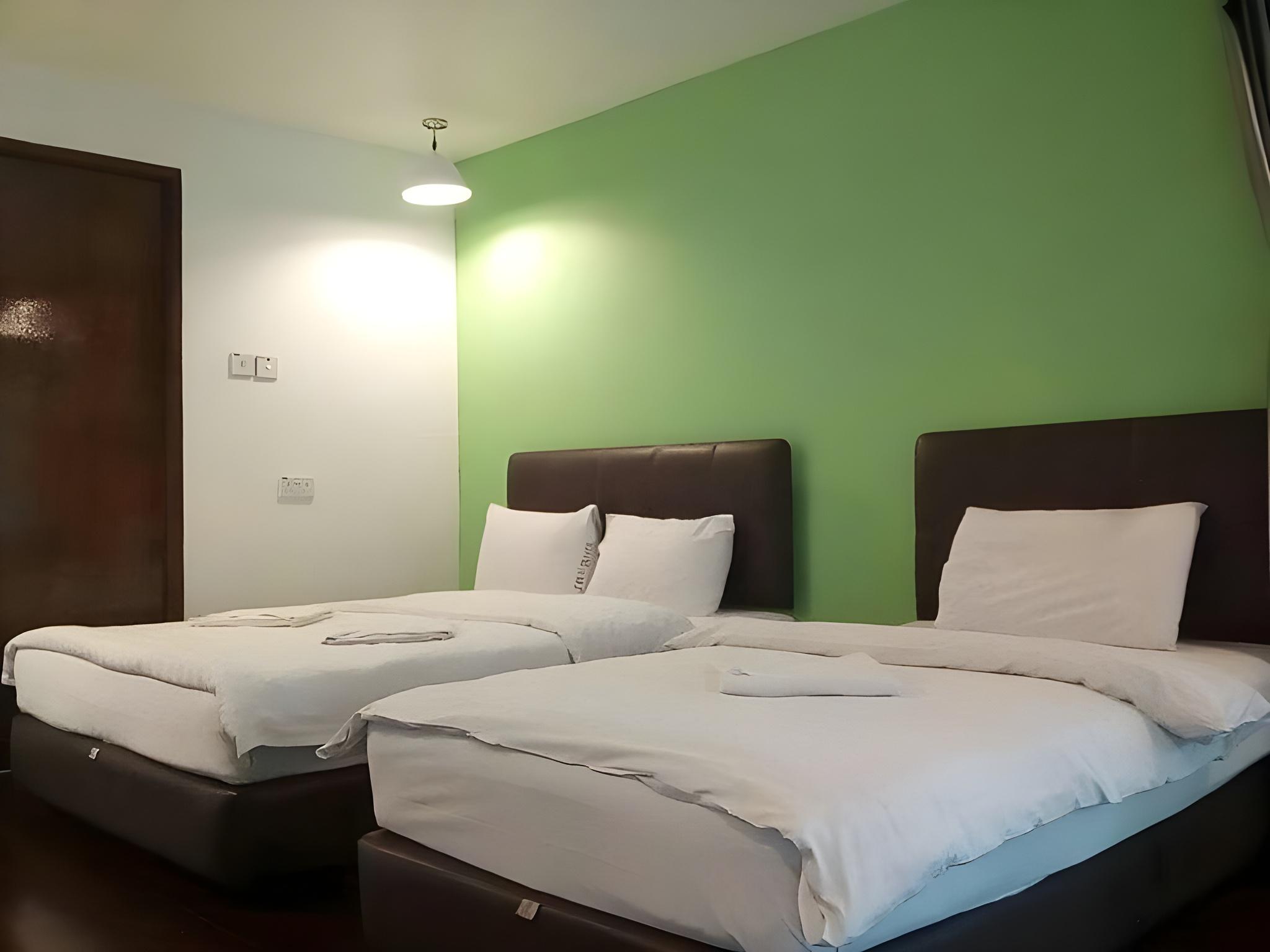 Superior, Triple, Queen Bed