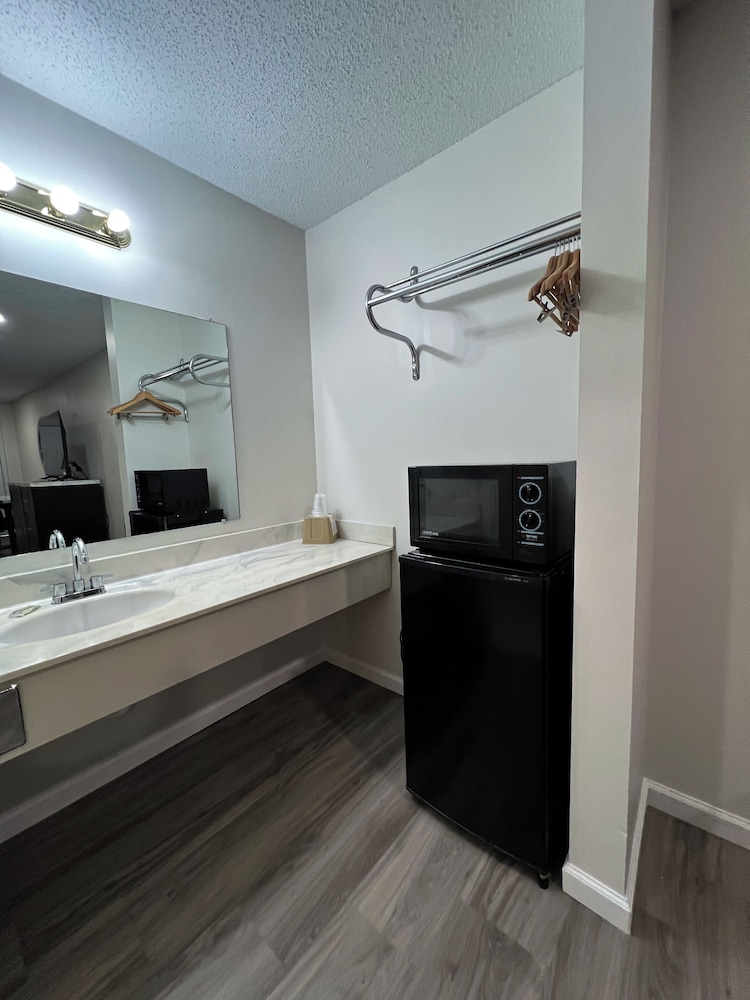 Garden Inn & Suites 11/53