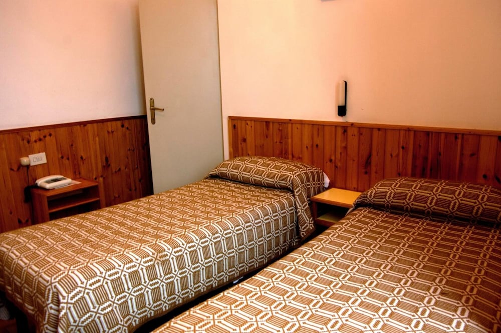 ROOM, DOUBLE BED