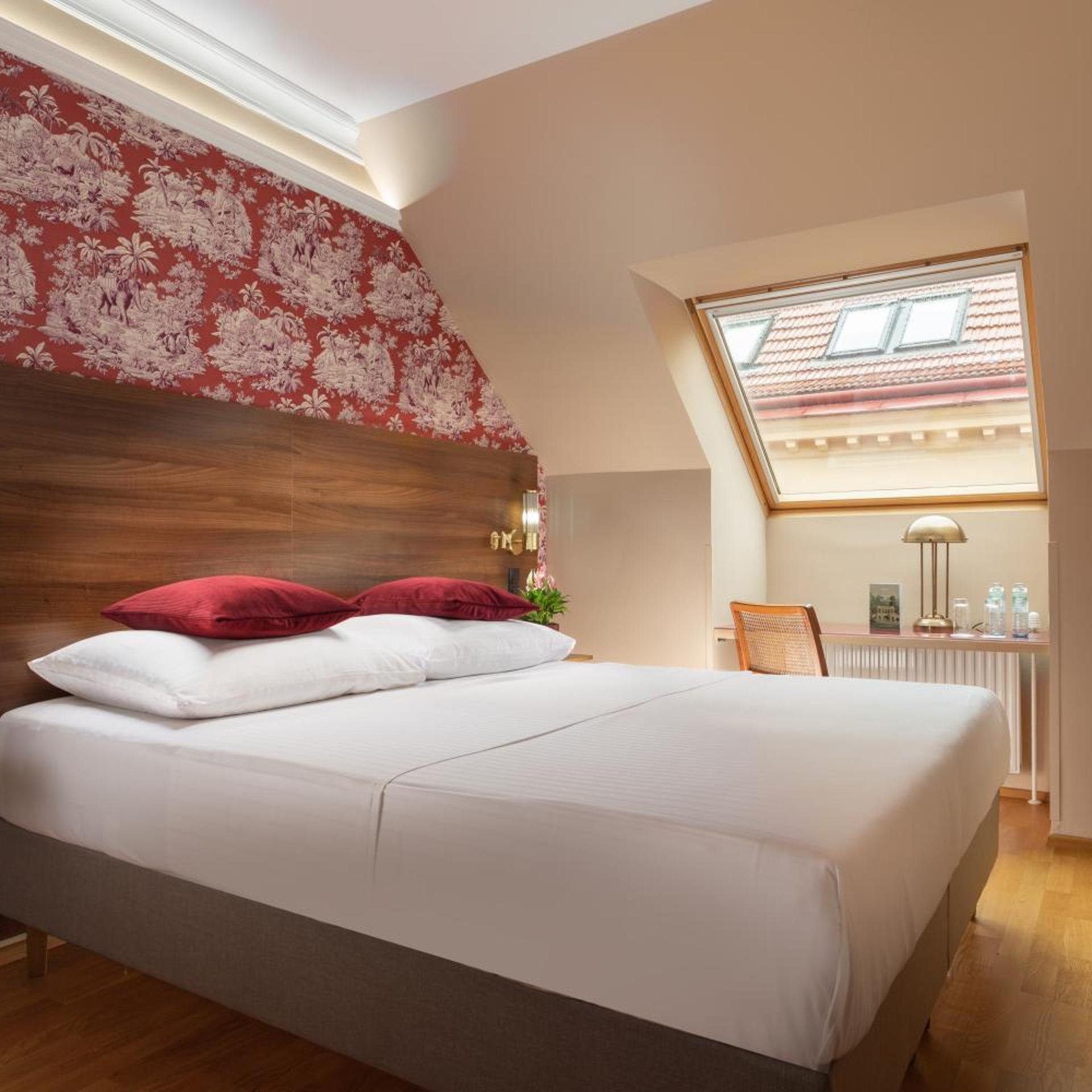 Mansard, King Bed