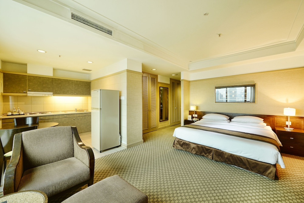Pacific Regency Hotel Suites 21/70