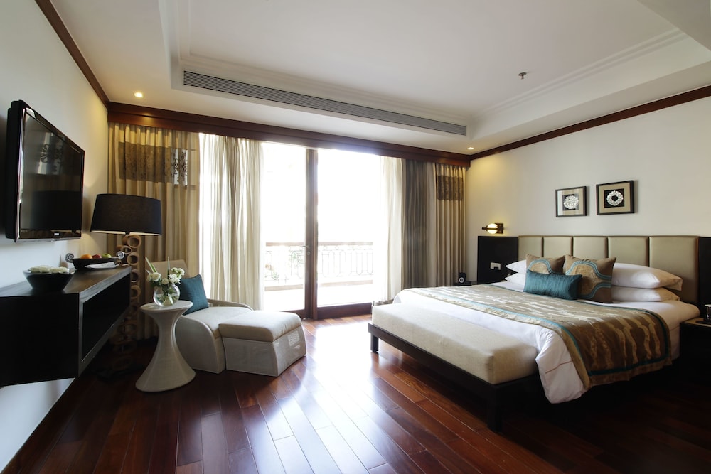 Room, Twin Beds, Golf Course View