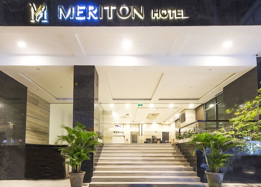 Meriton Hotel 2/100
