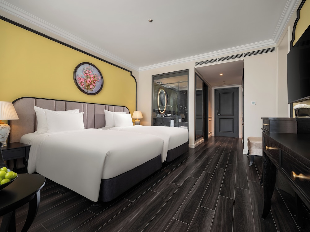DELUXE, TWIN BEDS, CITY VIEW